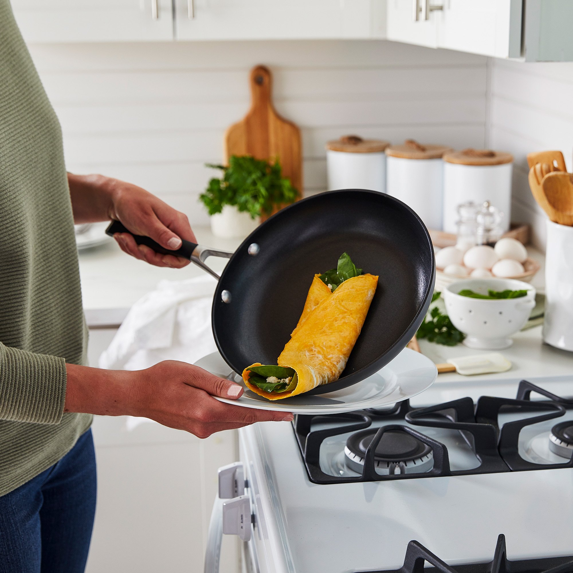 Calphalon Signature Nonstick Cookware 12 Omelette Pan with Cover